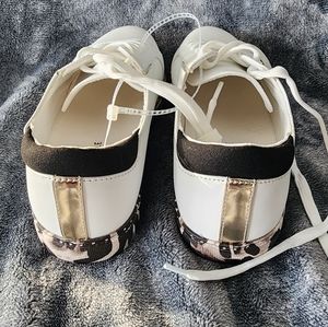 Kenneth Cole Kam Leather Sneakers with Gold Trim and Patterned Sole, Sz 7.5Wmns